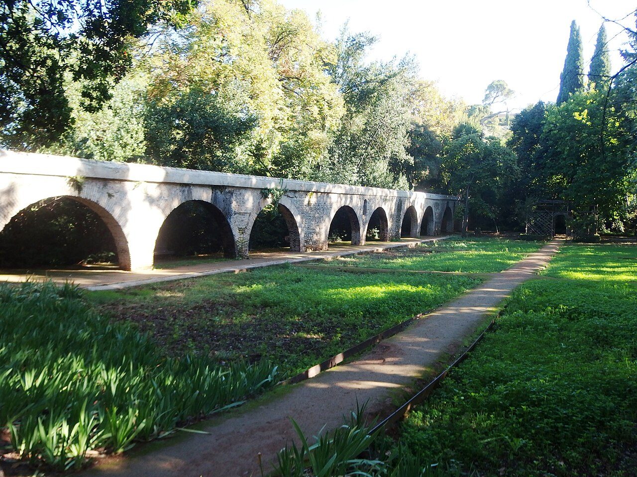 Jardín y sendero exteriores del Carmen de los Mártires