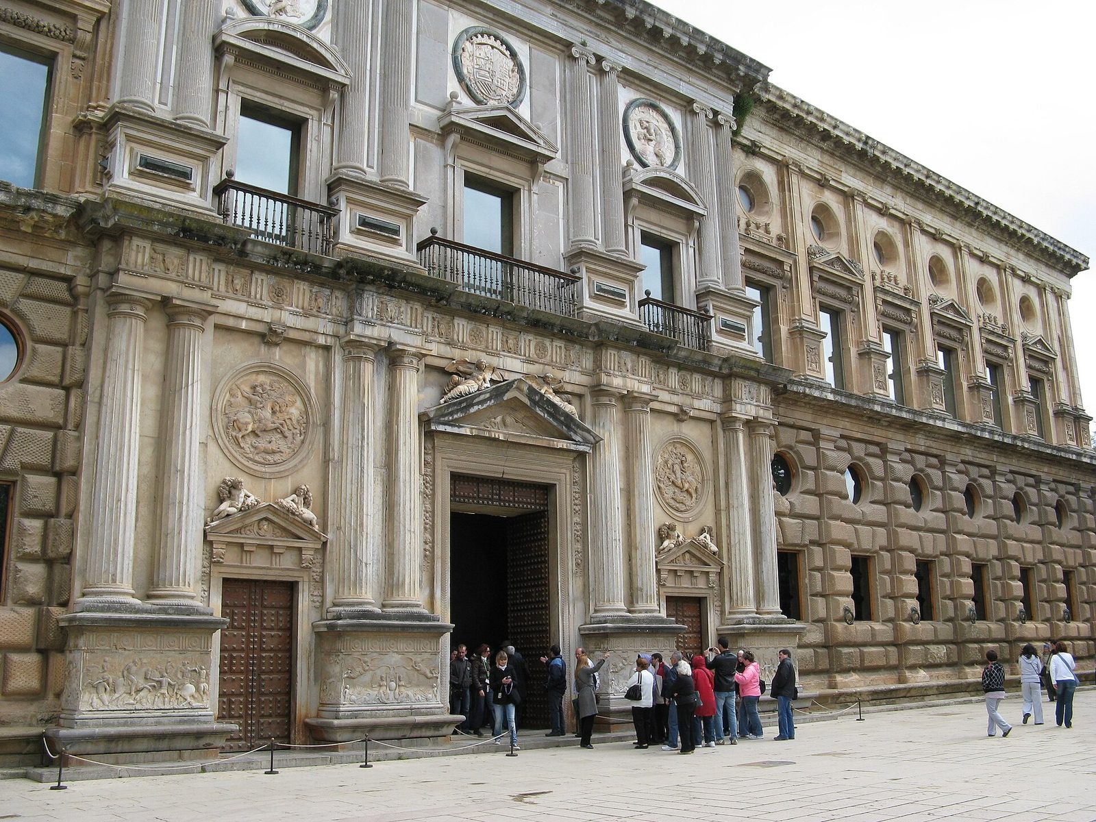 Fachada exterior del Palacio de Carlos V, en el entorno de la Alhambra