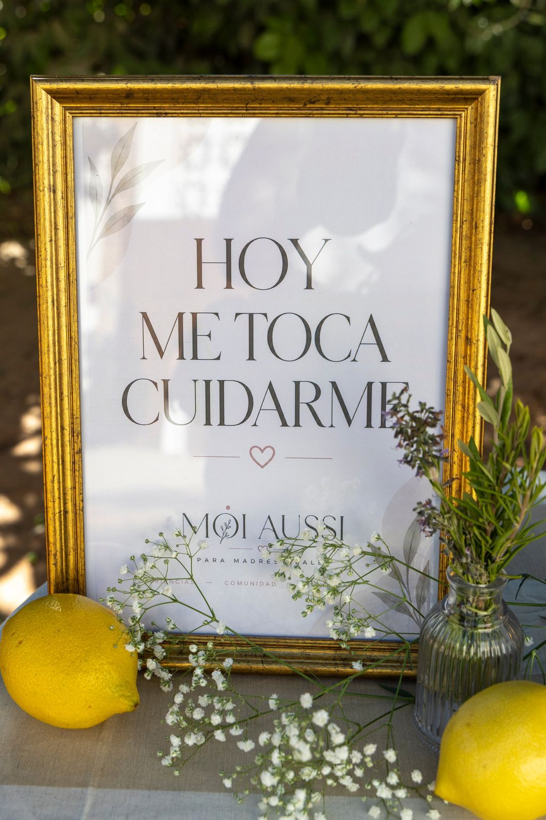 Cartel enmarcado de MOI AUSSI que dice «Hoy me toca cuidarme», con limones y flores
